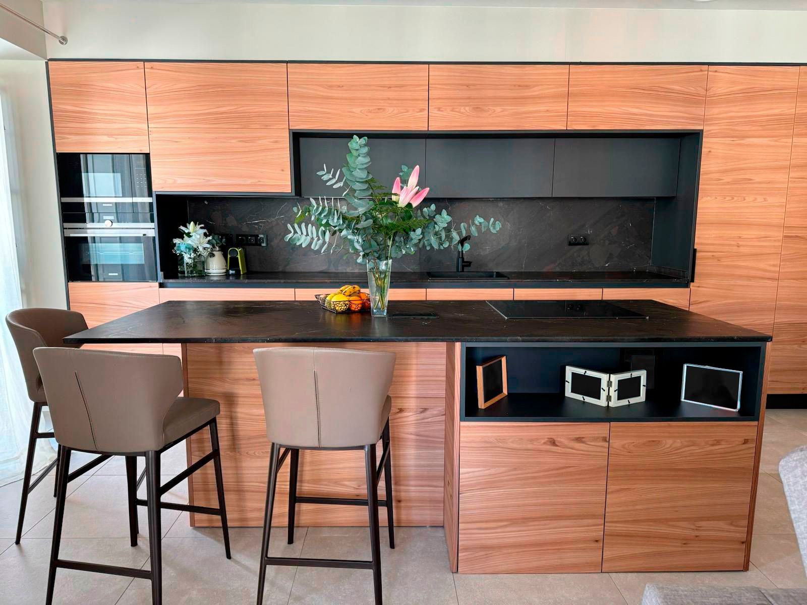 Diseño cocina isla imitacion madera