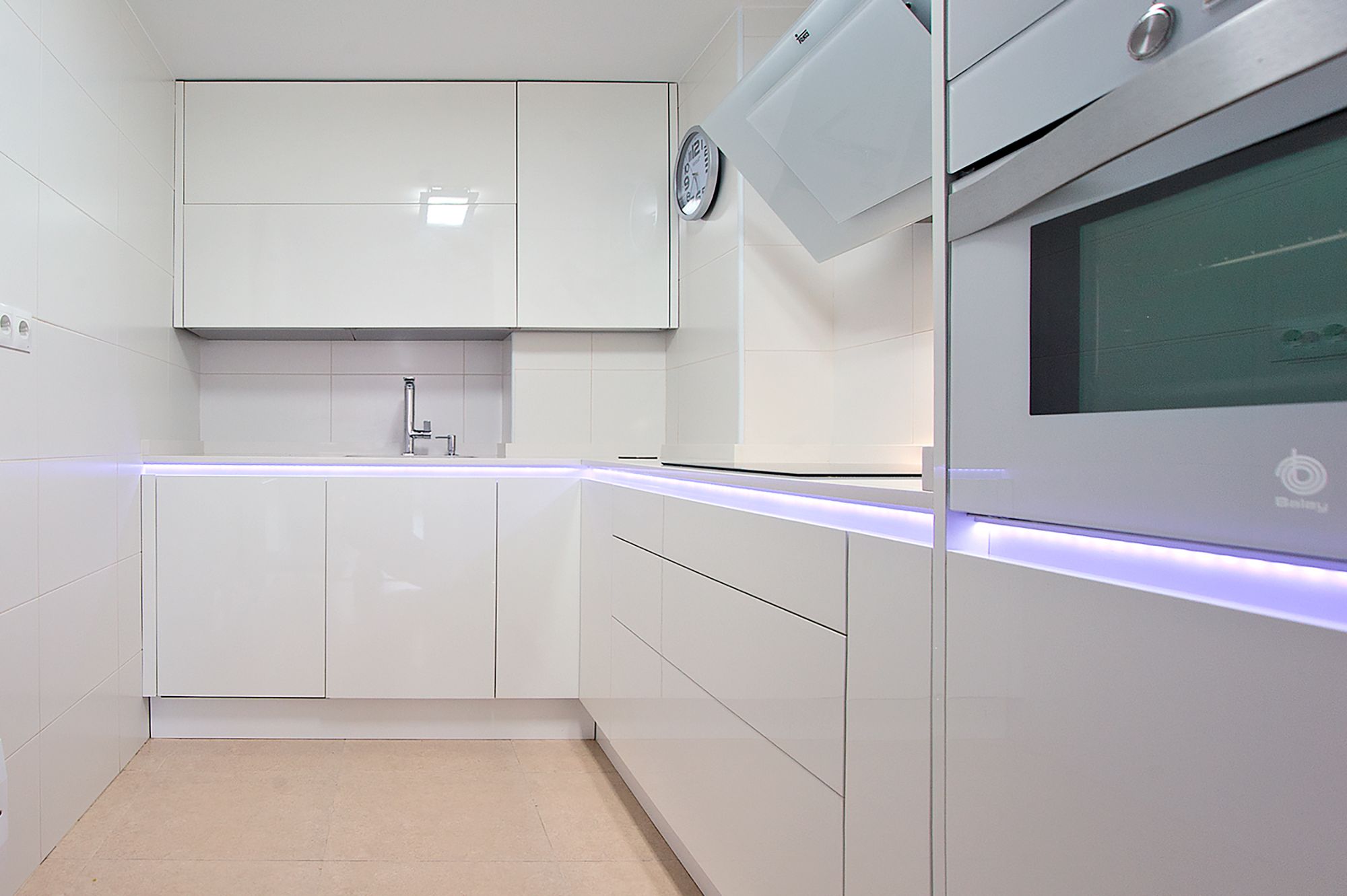 En detalle observación Paleto Cocinas con luces led en Cantabria | Cocinas Soinco