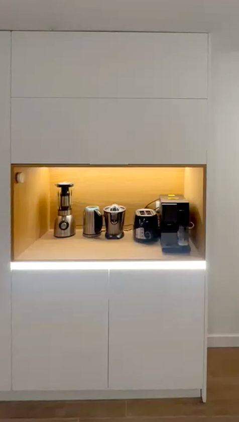 Detalle de nicho en madera con iluminación cálida – Soinco